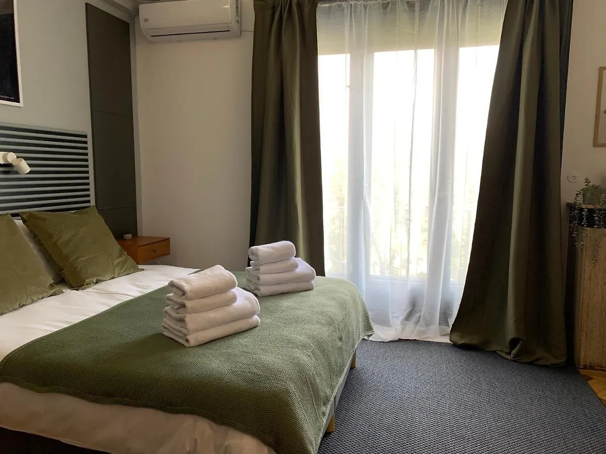 Chic Urbana: 140Sqm 5-Bedroom Downtown Gem Bucarest 0*,  Romania