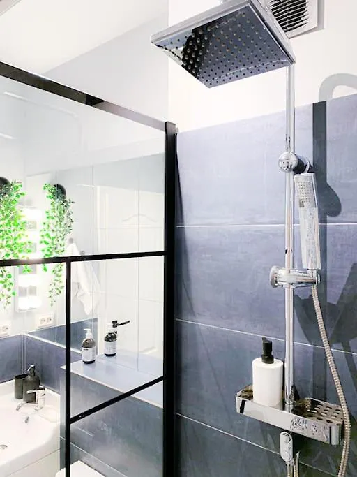 Chic Urbana: 140Sqm 5-Bedroom Downtown Gem Bucarest 0*,  Romania