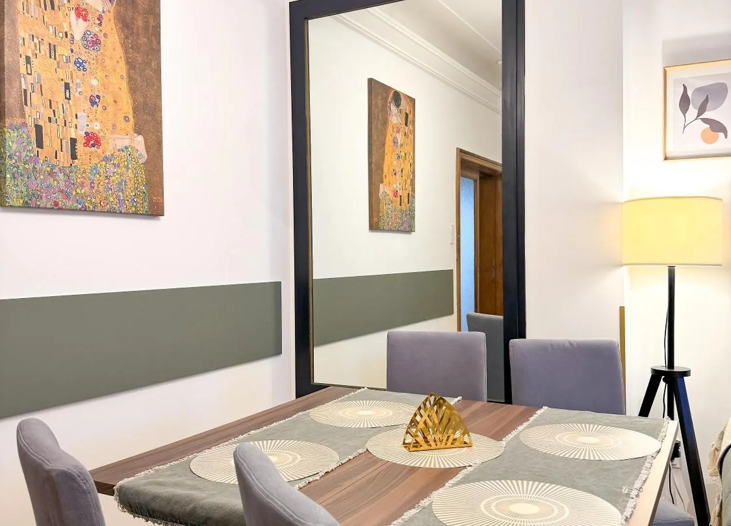 Chic Urbana: 140Sqm 5-Bedroom Downtown Gem Bucarest Appartamento
