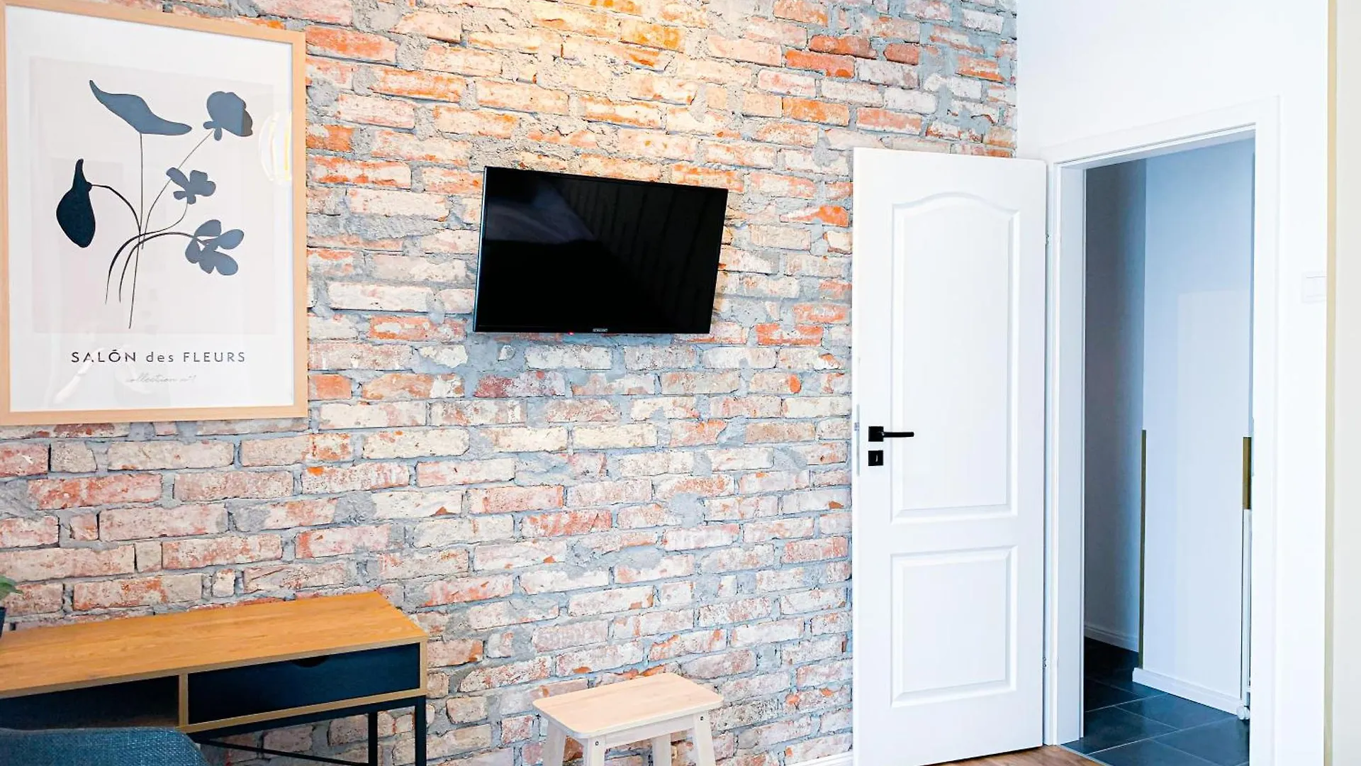 Appartamento Chic Urbana: 140Sqm 5-Bedroom Downtown Gem Bucarest Romania
