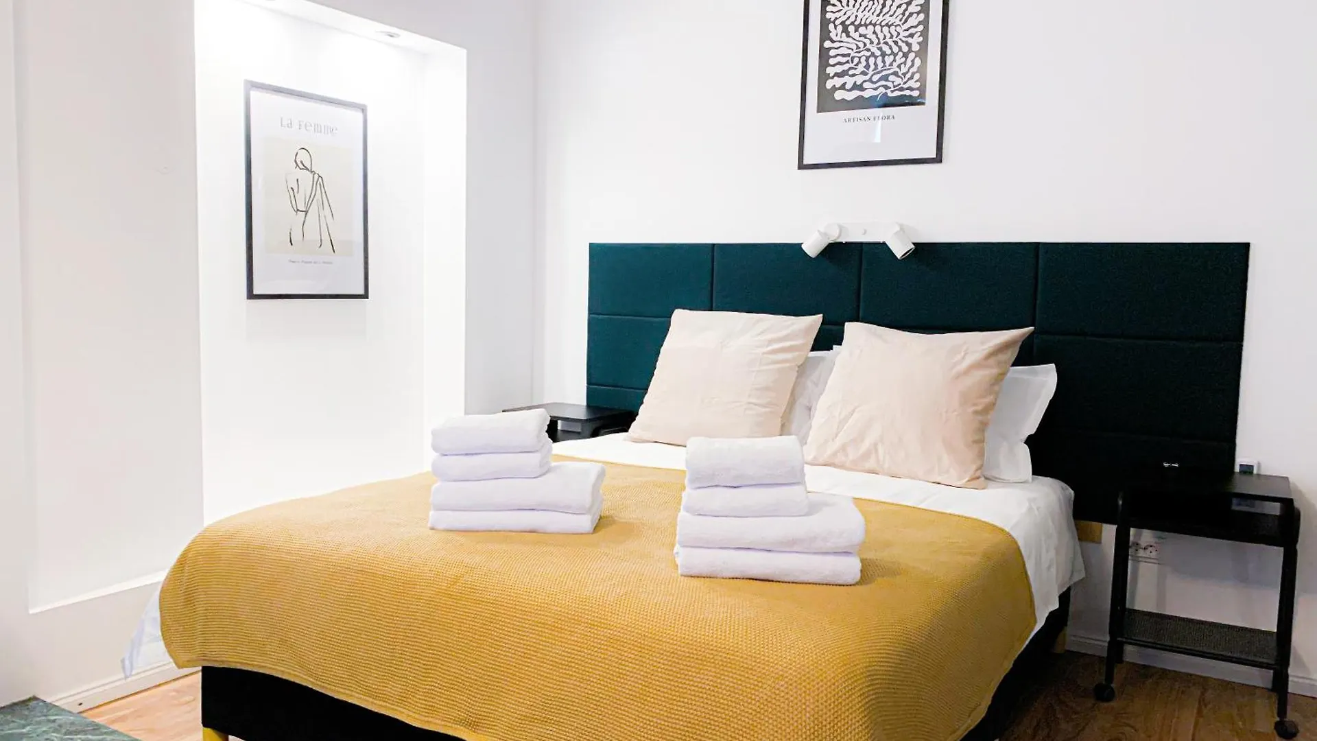 Appartamento Chic Urbana: 140Sqm 5-Bedroom Downtown Gem Bucarest