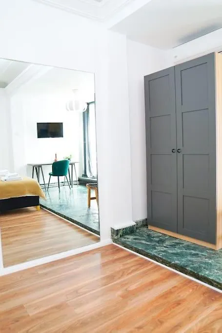 Chic Urbana: 140Sqm 5-Bedroom Downtown Gem Bucarest 0*,  Romania