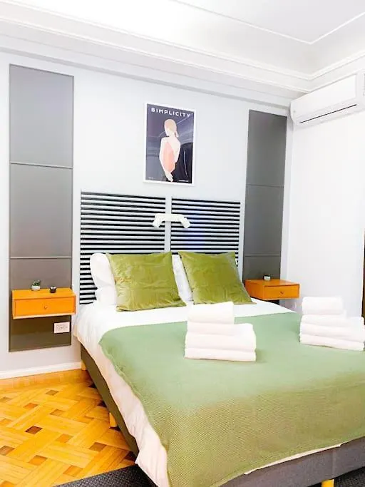 Chic Urbana: 140Sqm 5-Bedroom Downtown Gem Bucarest