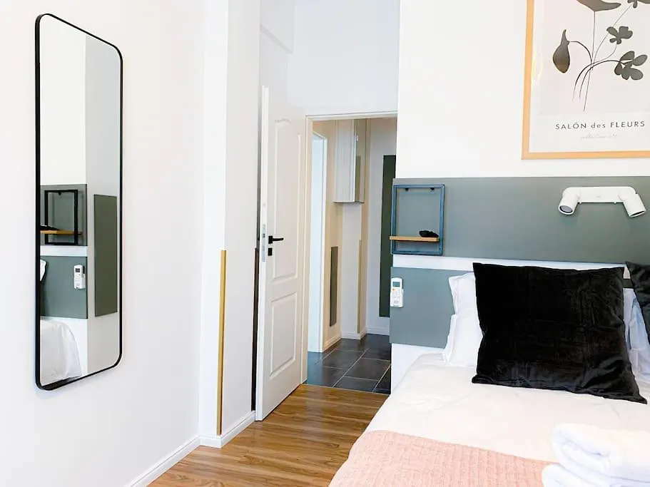 Chic Urbana: 140Sqm 5-Bedroom Downtown Gem Bucarest