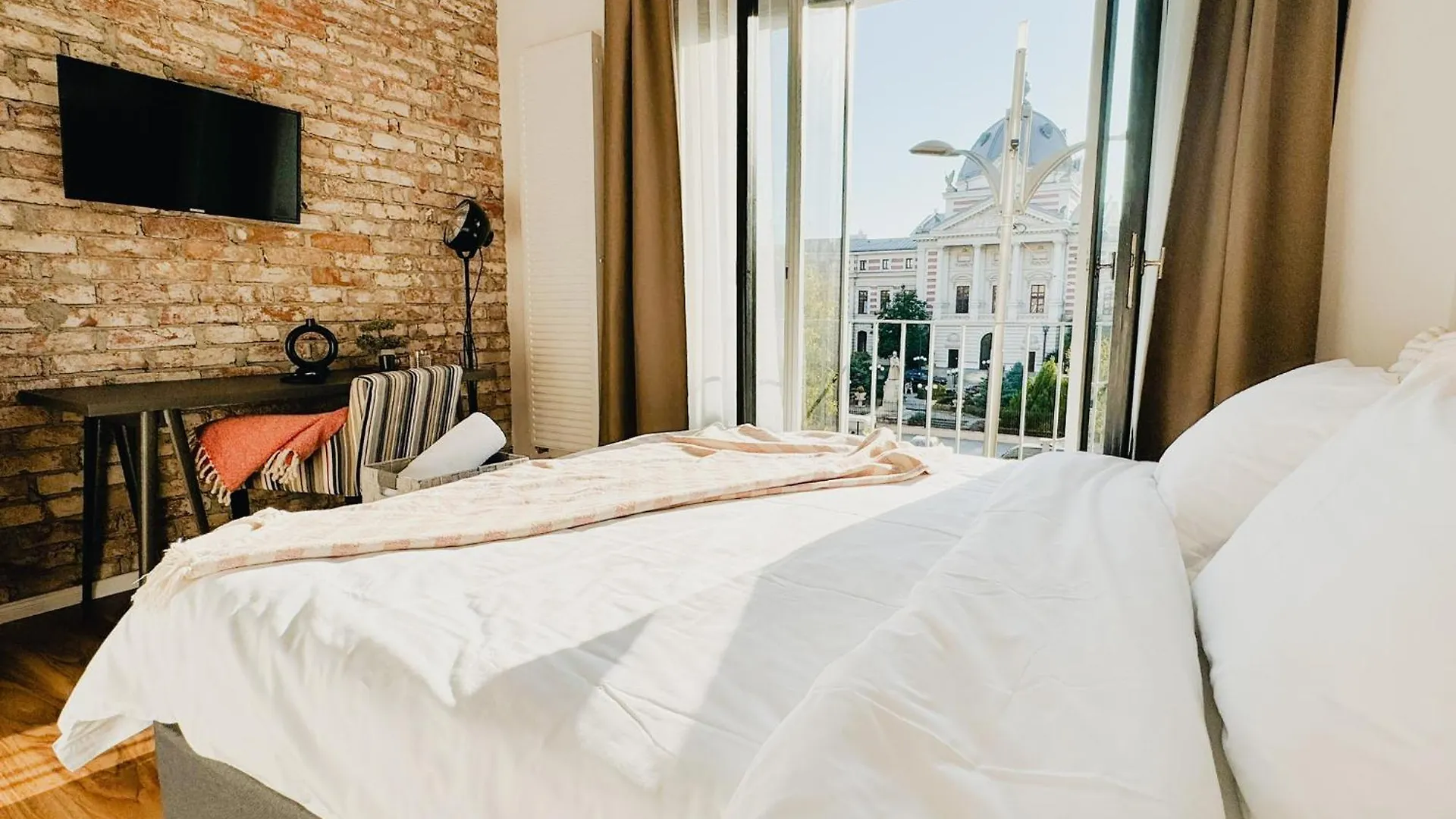 Chic Urbana: 140Sqm 5-Bedroom Downtown Gem Bucarest 0*,  Romania
