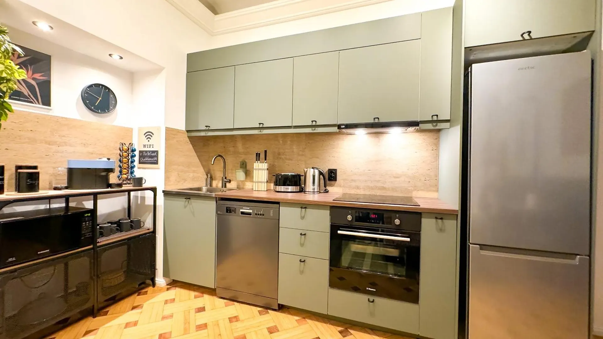 Chic Urbana: 140Sqm 5-Bedroom Downtown Gem Bukarest Lägenhet