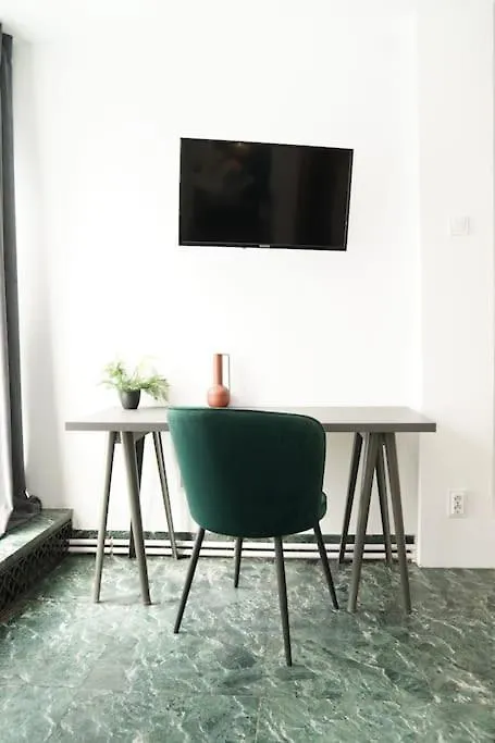 Chic Urbana: 140Sqm 5-Bedroom Downtown Gem Bukarest Lägenhet