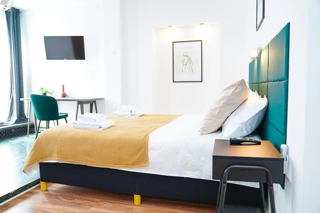 Chic Urbana: 140Sqm 5-Bedroom Downtown Gem Bukarest Lägenhet